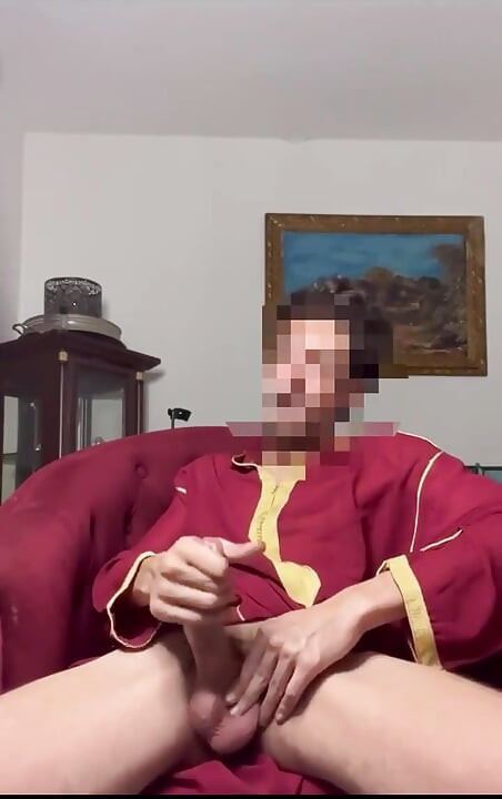 Hombre Árabe Con Jellaba Mostrando Y Pajeando Su Polla Musulmana Gorda Antes De Correrse