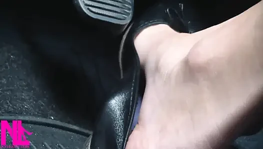Membangkitkan dan mengemudi dengan flat kulit hitam di barefeet