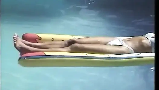 Pasangan muda seks anal sampai orgasme di kolam renang