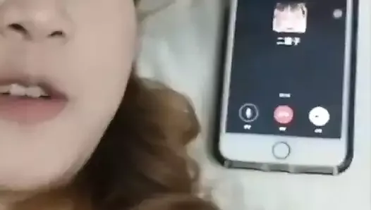 Une fille se fait baiser au téléphone
