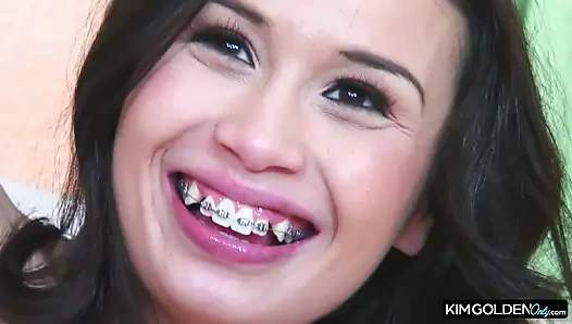 Wilder Couch-Sex mit leidenschaftlicher Bruenetten