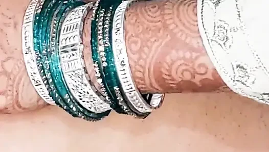 Küçük yaraklı kadın kılıklı büyük vajinalı ateşli evli kadın