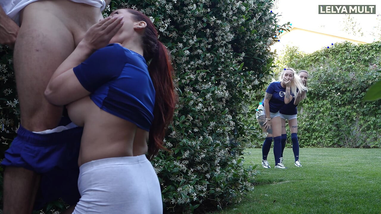 El partido de fútbol terminó con una mamada descuidada y sexo apasionado.
