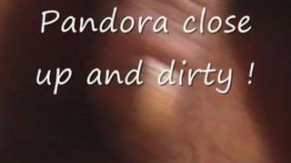 Pandora da vicino si masturba sporco con un grosso clitoride e viene sborrato dentro