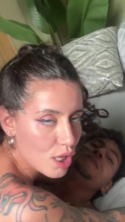 Vänner hamnar i ett partnerbyte efter att ha kommit hem från en fest - otroligt fyrkant! | Klippa 3