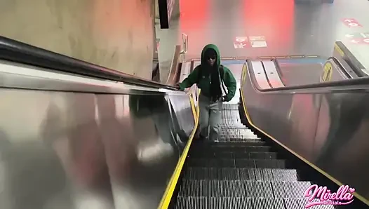 Sie kann es nicht ertragen, die Lautstärkemarkierungen zu sehen, und hat mich in die U-Bahn von São Paulo gesaugt