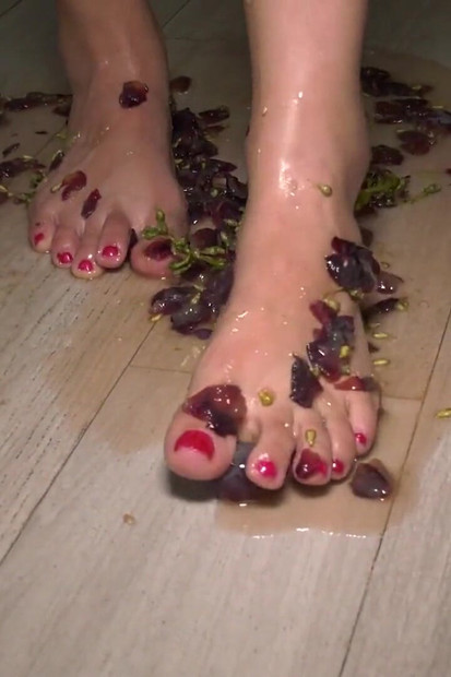 발 페티쉬, 포도를 으깨고 거유를 가지고 노는 그녀