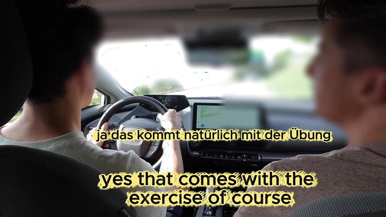 Mój starszy przyrodni brat daje mi lekcje jazdy