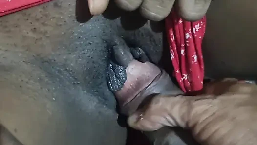 DER STIEFVATER ÜBERRASCHTE DIE STIEFTOCHTER, INDEM ER IHREN SCHWANZ BERÜHRTE, MIT 18 HATTE SIE IHR IMMER NOCH KEINE MUSCHI GEGEBEN