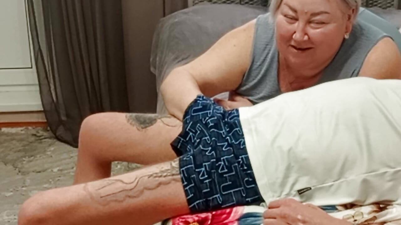 Stepmom gives blowjob to enjoy hot cum