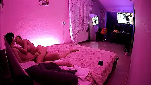 Kamila dan danildo berpelukan di ranjang