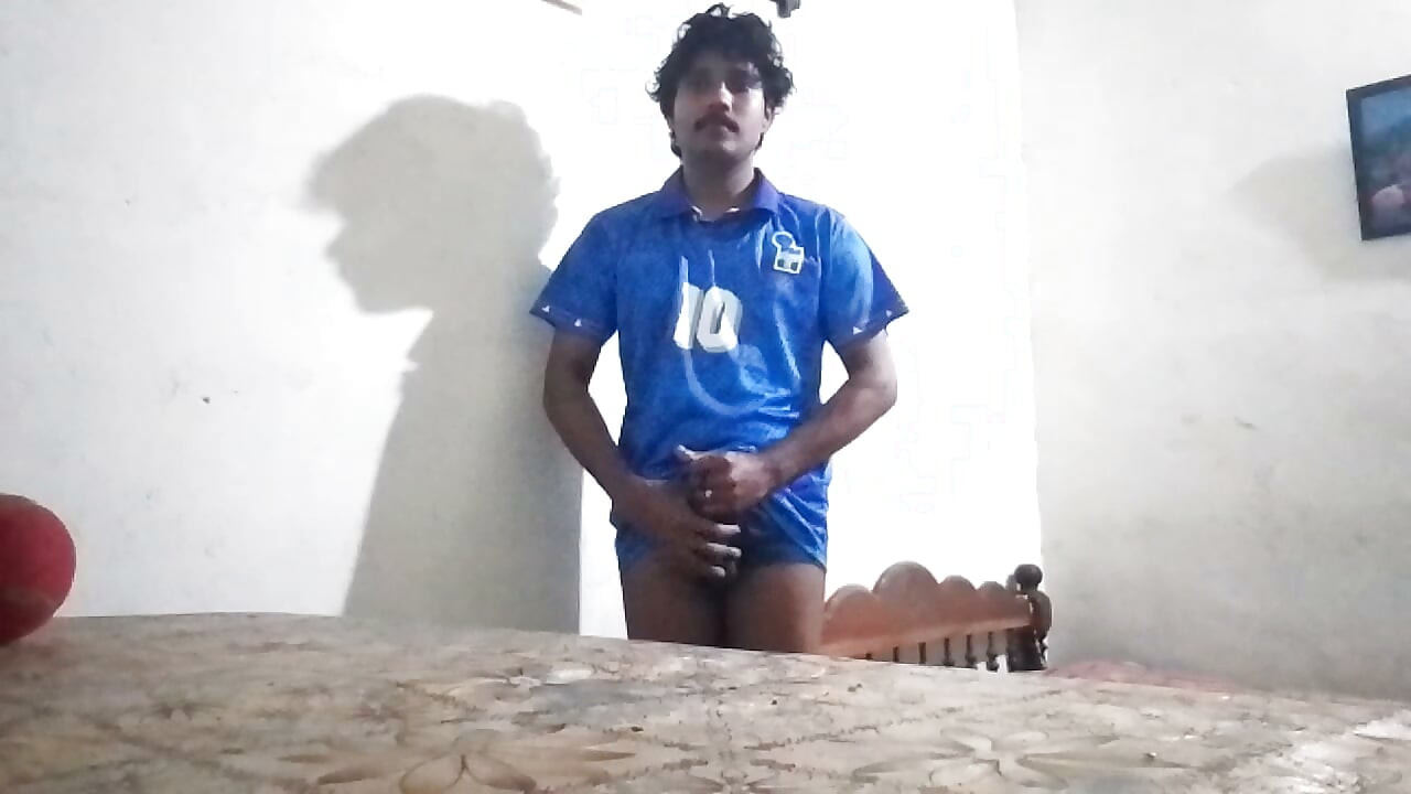 هندي يمارس الاستمناء اليدوي بنفسه