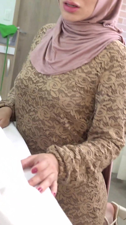 Epischer moment aus "Schamlose muslimische Hijabi-Frau lutscht den schwanz ihres stiefbruers und wird gefickt"