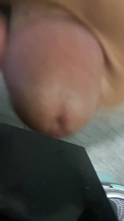 In the bathroom, there was a cock that was getting an erection, only knowing how to endure it, not having to do it