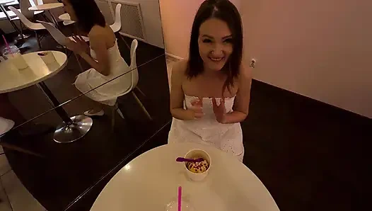 Versaute rothaarige teenagerin wird von fremden gefickt