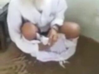 Un vieux pakistanais baise un mec dehors