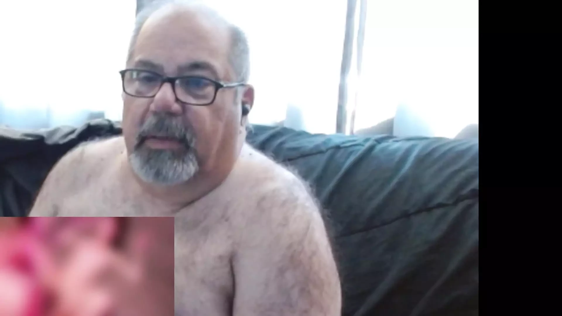 Pornoya yorum yaparken mastürbasyon yapıyor