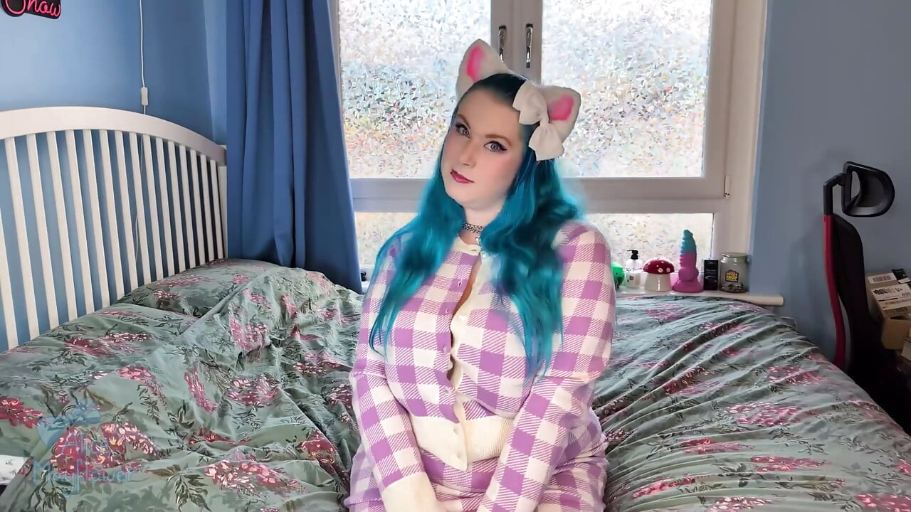 Παίζοντας με τα βυζιά της Kitty - Solo Girl