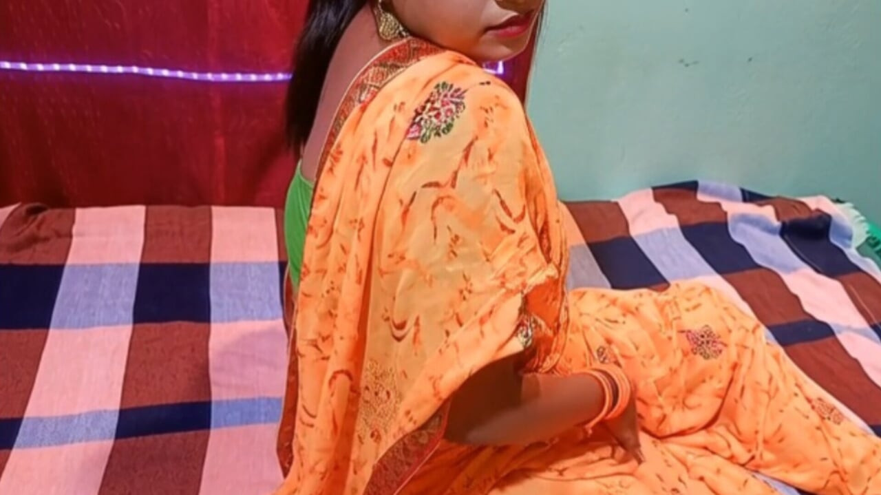 Soție desi sexy care vorbește murdar futându-se tare și lingându-și pizda umedă în sari