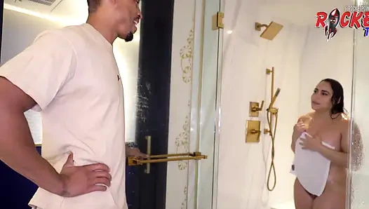 di kamar mandi sama carmela clutch