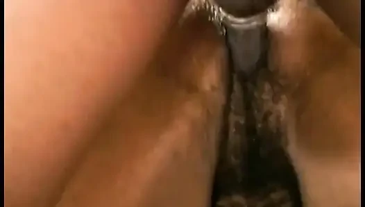 Zayıf zenci adam domaltarak sikişmeyi seven tıraşsız bir kaltaktan sakso çekiyor