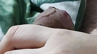 Macocha szarpie nieśmiałego penisa pasierba w pokoju hotelowym