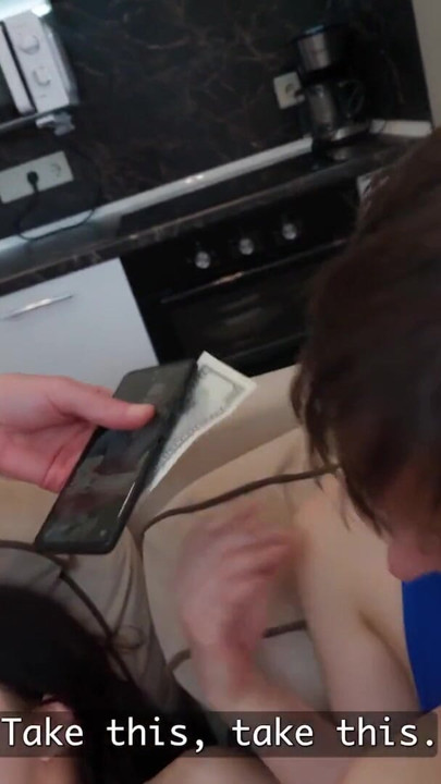 HUNT4K. Ze wilde de lul van een man proberen, maar eindigde er twee in haar kont te nemen | Clip 2