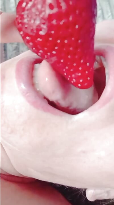 Sabrinahole, fraise, banane, crème sure et un nouveau jouet géant, à l’intérieur de sa pêche juteuse
