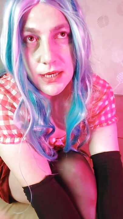 Sissy u ružičasto-crvenoj odjeći