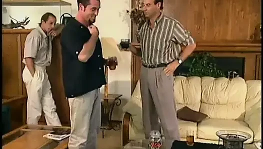 Muhteşem tatlı kız sulu amının derinliklerinde büyük bir direk hissinin tadını çıkarıyor