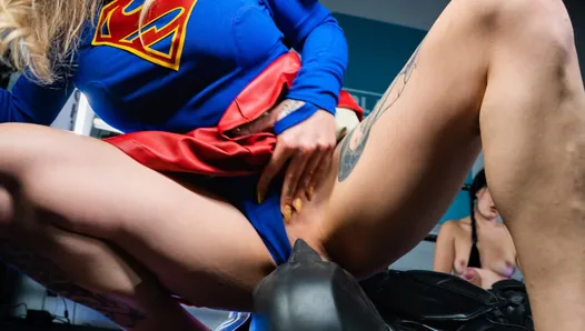 Supergirl domine Batman dans une orgie