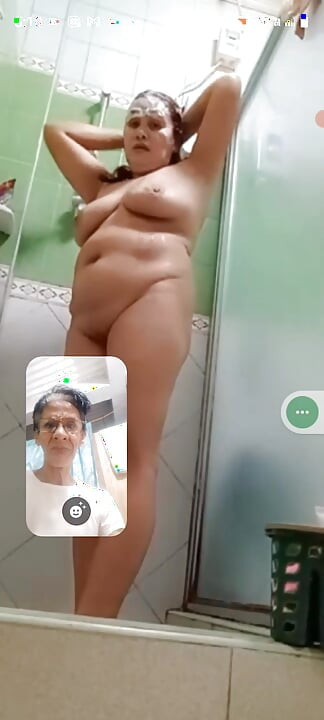 私がオナニーしている間、彼女を見ている