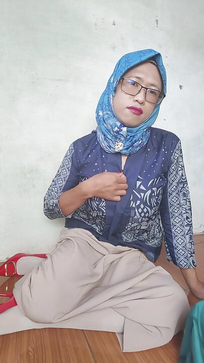 Super Cute Hijab Shemale Mitha Zhe Play with a Big Dildo