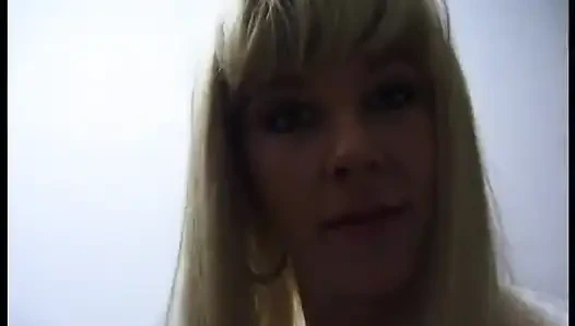 Блондинка-шлюшка сосет шлюшка в видео от первого лица