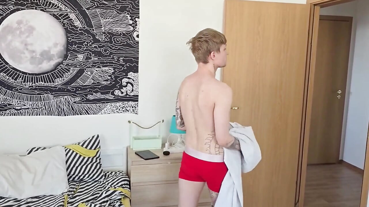 섹스를 위해 큰 자지를 가진 학생을 유혹하고, 쪼이는 학생 후장을 따먹고 끝내주기