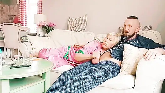 Tabu seks, üvey anne film izliyor, ben de ağzını açıyorum