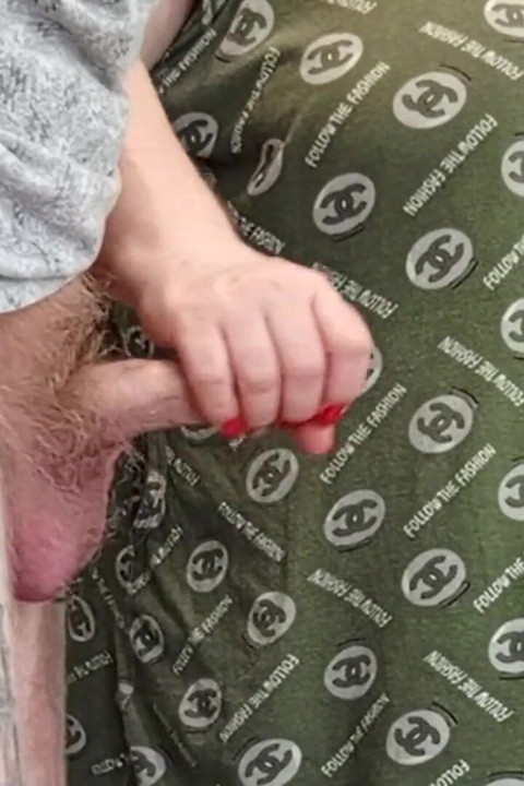 Leche en la boca de la madrastra después de masturbarse y mamada