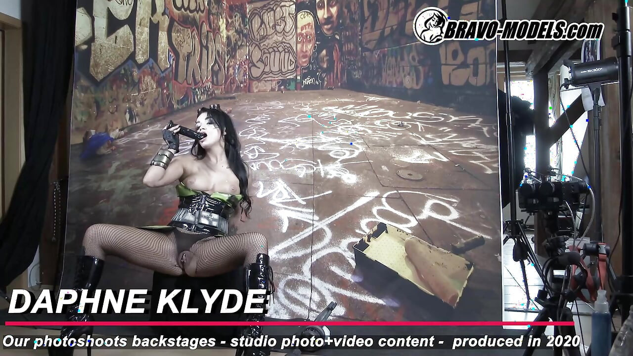 Nos bastidores da sessão de fotos Daphne Klyde - Adulto