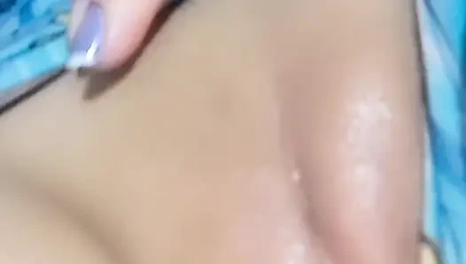 Колумбийская инфантка мастурбирует и показывает свою большую киску
