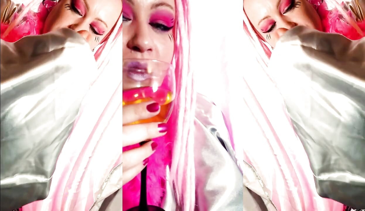 Deusa Lana domina Bruci com seda suave sedutora