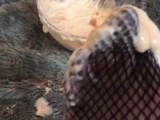 Pedale Love обнажает пальцы ног в чулках-сеточках йогурта