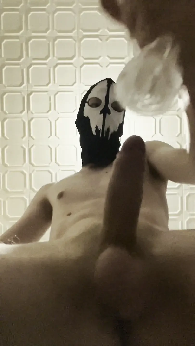 Pulă sexy de 7 inci (18 cm) deținută de un twink mascat slim. Lanternă Masturbare intensă, gemete.
