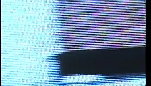 Горячая девушка с длинными волосами широко открывает ноги для шеста черного ебаря