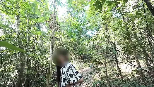 Gadis Thailand berjalan dan membual tentang rasa sakit buang air kecil di hutan, tetapi mendorong untuk masturbasi Suara Thailand