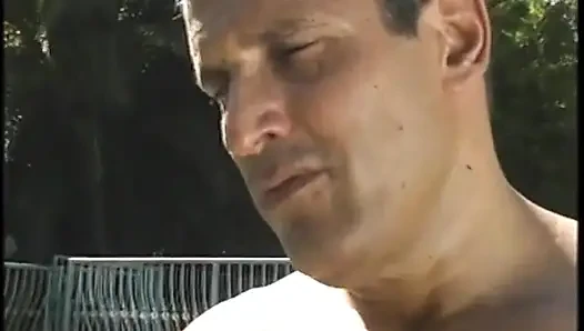 Schlanke hure fickt ihren mann auf der treppe und verlässt ihn dann