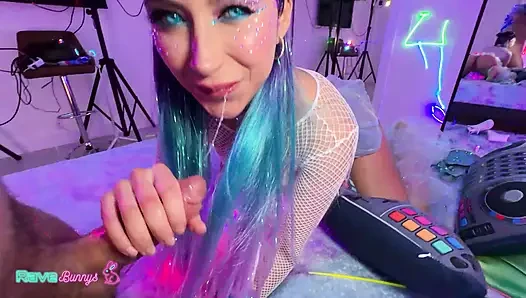 Penelope Woods anal tıkacını gösteriyor ve amının içine boşalıyor!