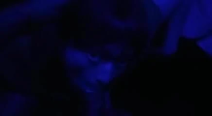 Elle suce un inconnu