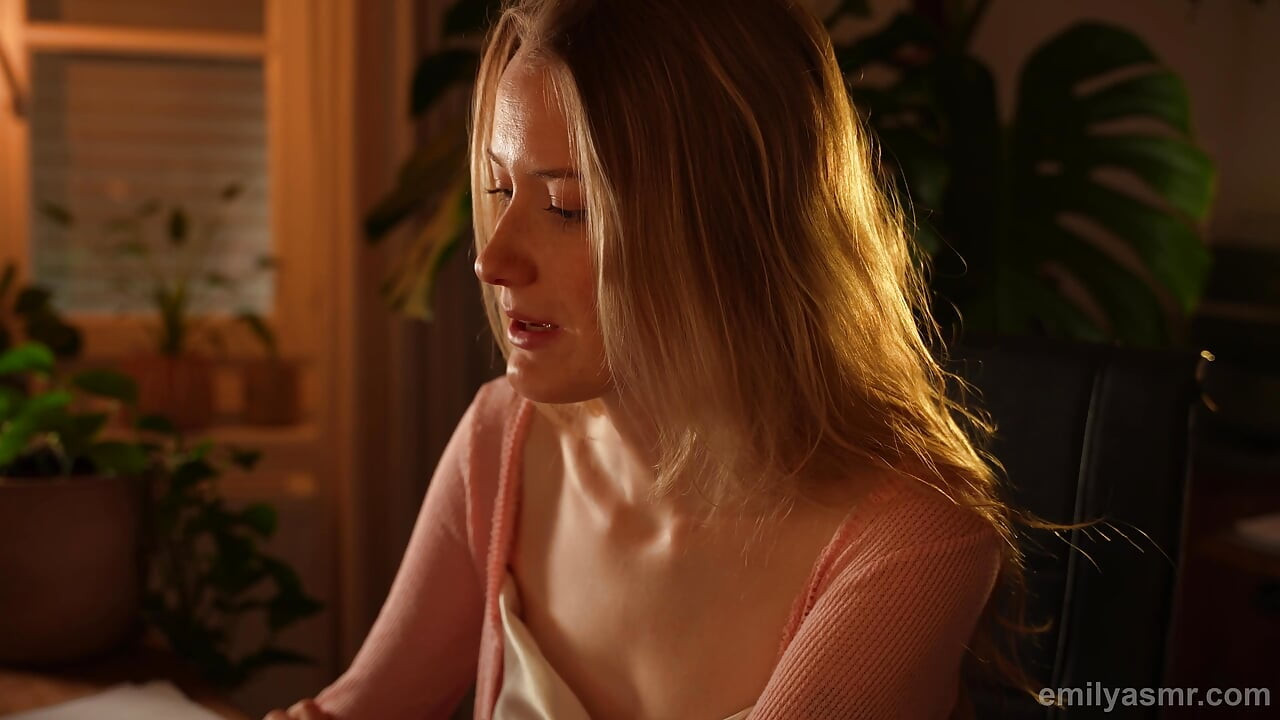 La entrevista de trabajo se pone caliente con la secretaria... - ASMR