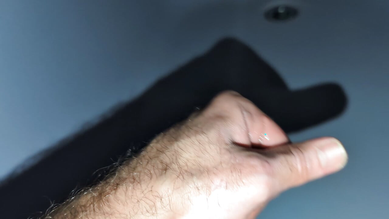 Melancap dalam tab mandi sehingga saya pancut
