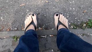 Zwarte teennagellak op perfecte voeten